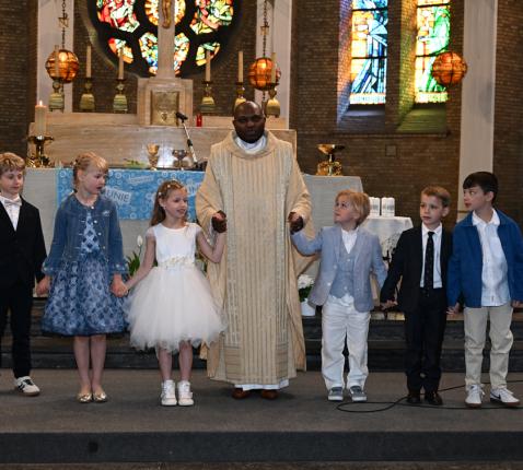 De eerste communicanten met priester Serge 