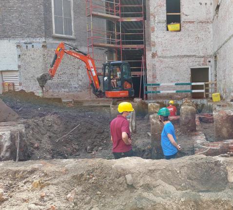 Uitgraven én archeologie. 