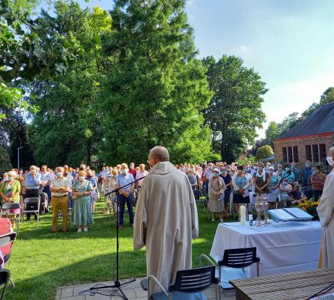 Openluchtmis OLVr Hemelvaart in Beervelde 