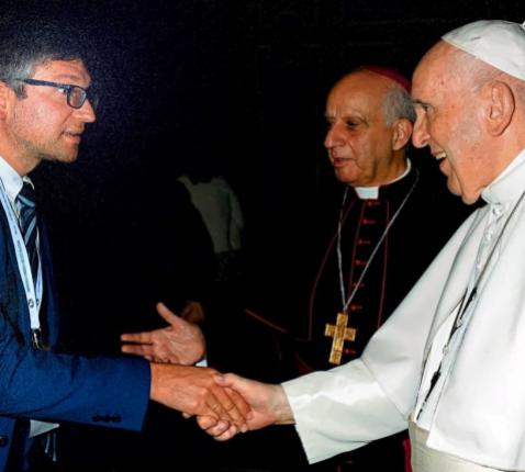 Bart Willemen, de nieuwe secretaris van de Interdiocesane Commissie voor Catechese, en paus Franciscus © VaticanMedia