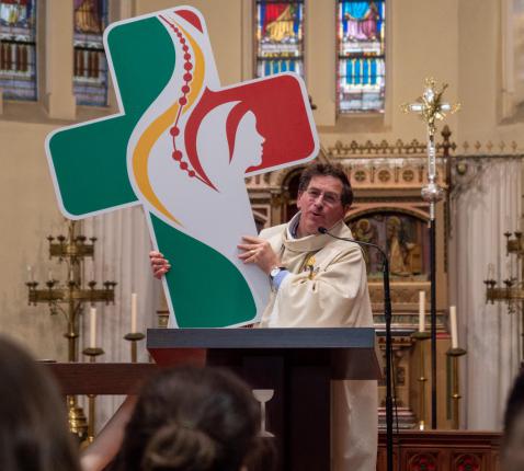 Bisschop Lode met het logo van de Wereldjongerendagen © Michiel Van Mulders