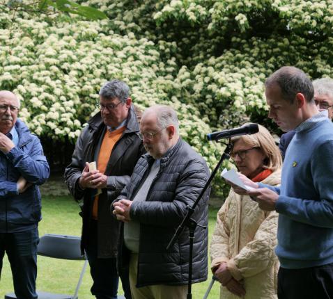 Ecokerkverantwoordelijke van ons bisdom, Mattias Lelie, leest een tekst voor tijdens het gebedsmoment © Michiel Van Mulders