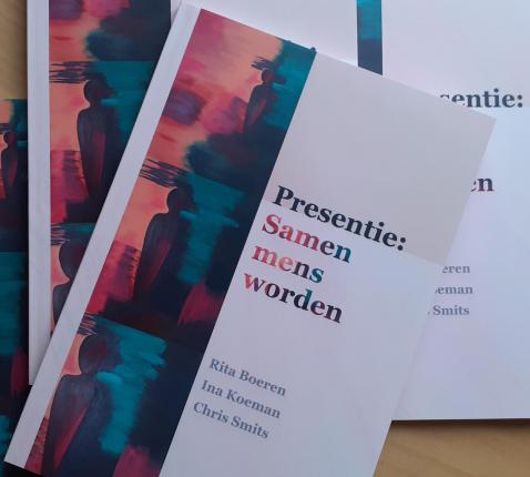 Attent publiceert boek over Presentie: Samen mens worden © Attent