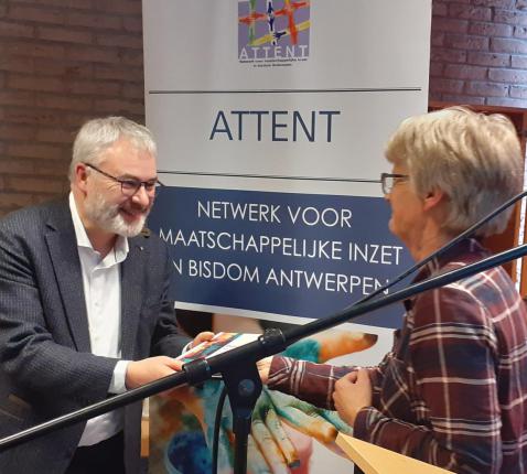 Chris Smits overhandigd een eerste boekexemplaar aan vicaris Bruno Aerts © Attent