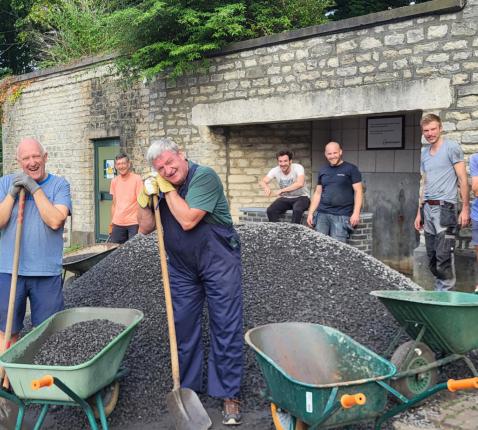 Als eerbetoon aan hun dorpsherder knapte een groep jong-gepensioneerden, aangevuld met oud-leiding en vrienden van Chiro Diegem, de verwaarloosde pastorietuin op. © Marco Verberckmoes
