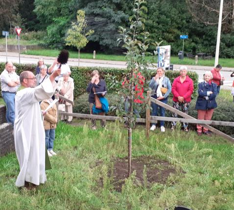 De jonge appelaar wordt gezegend, opdat hij vele vruchten mag dragen © RB