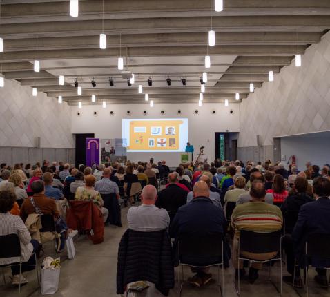 De zaal zat tot aan de nok gevuld © Michiel Van Mulders
