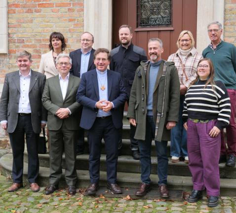 Enkele van de mensen die de rondleiding mee mogelijk maakten, waaronder Bart Nayaert, bisschop Lode Aerts, Johan De Witte-Vroman en Mieke Van de Vijver © Michiel Van Mulders
