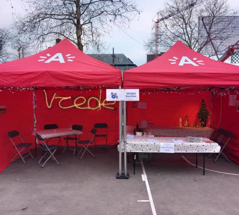 Het kraampje van de parochies © Luc Beeldens