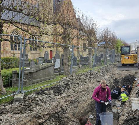 Diep in de grond leggen de archeologen de skeletten vrij © Jo Broucke
