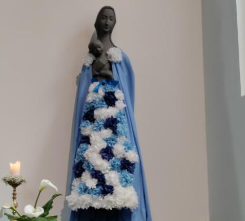 Bewoners van het woonzorgcentrum maakten een mantel voor Maria © Evelyne Raes