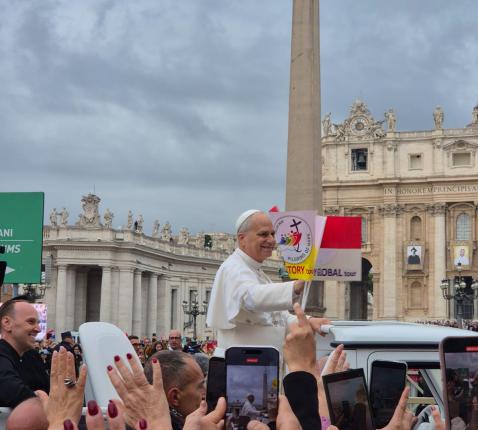 Paus Leo tijdens de rondgang op het Sint-Pietersplein ter gelegenheid van de wekelijkse audiëntie. © Christa Cappelle