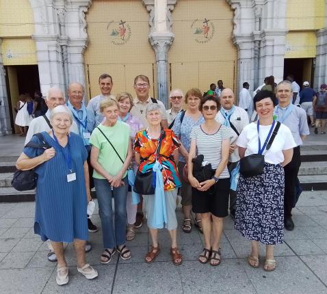 Enkelen van onze groep uit Evere na de openingsviering samen met onze Aartsbisschop Monseigneur Luc Terlinden en bisschoppelijk vicaris voor Brussel Tony Frison op de foto voor de Basiliek van de Rozenkrans. © François