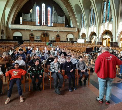De vormelinegn willen het verhaal van pater Damiaan kennen 