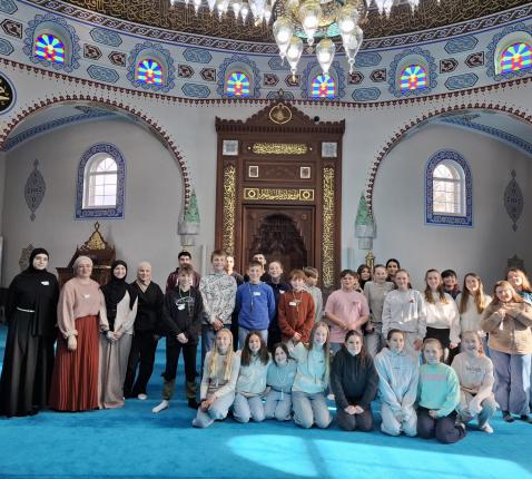 vormelingen  op bezoek in Moskee Genk © M Schilperoord