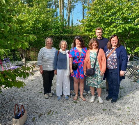 Mieke, tweede van links, bij de pastorale intervisiegroep in De Stille Tuin in Althus (april 2026) © dienst zorgpastoraat bisdom Brugge
