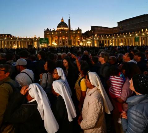 mensen groeten op 23/04 het stoffelijk overschot in de basiliek © ANDREJ ISAKOVIC / AFP 