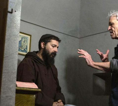 Shia LaBeouf als pater Pio, samen met regisseur Abel Ferrara. © Interlinea Films