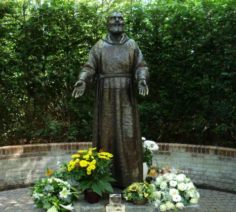Dreef (Hoogstraten) : Mariapark met standbeeld van pater Pio © Roger Verlinden