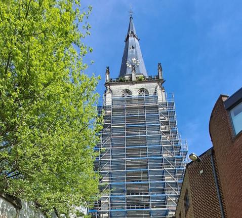 Kerk in de steigers © Guido Vandeperre