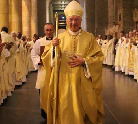 Kardinaal De Kesel verlaat na de viering onder applaus de basiliek. © Vincent Le Bihan