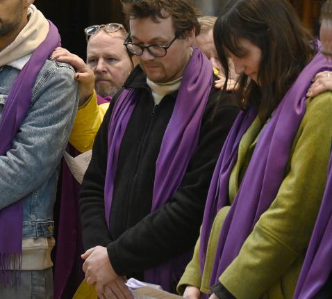 Seppe en Hannah bij de uitverkiezing en naamopgave in de kathedraal 