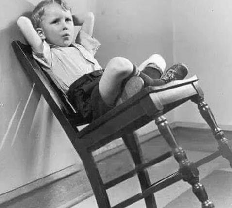 een stoel heeft 4 poten 