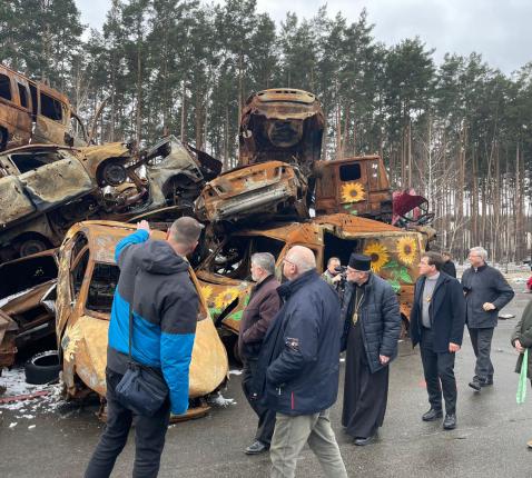 Een beklijvend beeld van het bezoek van een delegatie van de Belgische bisschoppen aan Irpin, Oekraïne, eerder dit jaar: een stapel autowrakken waarin executies plaatsvonden. © Bisschoppenconferentie