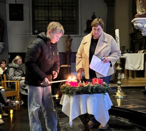 Anja als catechist bij het lichtmoment in Kaster. 