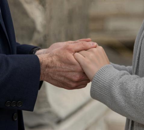 tweehandige 'dubbele' handgreep naar de wijze van de signe de paix van de fraternité monastique de jérusalem  