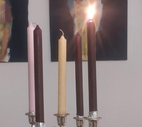 De eerste kaars brandt 