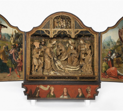 Het gebeeldhouwde middendeel toont de Bewening van Christus. © RV