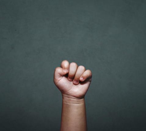 Affichebeeld - babyvuist © Broederlijk Delen