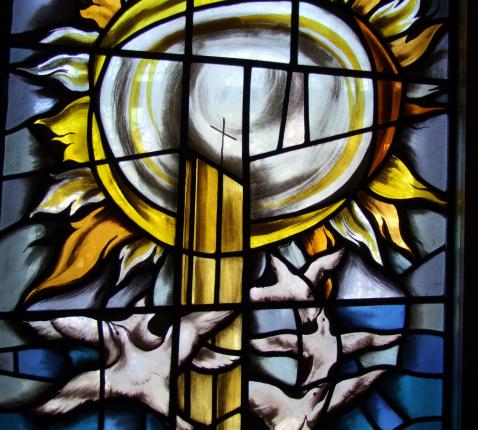 Het zevende glas-in-loodraam in de Damiaankapel, met de toren van de Pius X-kerk, omringd door zonlicht en vogels die ernaartoe vliegen © H. Pius X-parochiegemeenschap Wilrijk