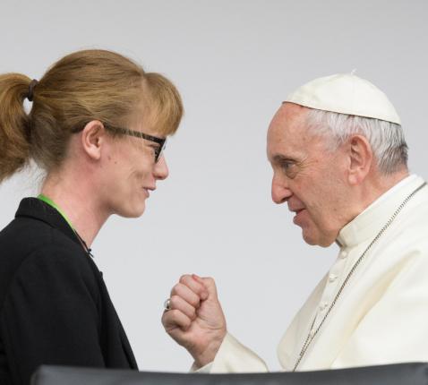 Annelien Boone spreekt met paus Franciscus tijdens de presynode in Rome. 