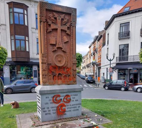 Het besmeurde monument voor de Armeense genocide in Brussel © Comité van de Armeniërs van België