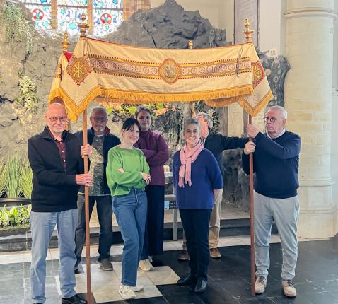 Medewerkers onder het baldakijn © Jo Broucke