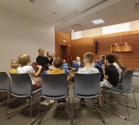 Wekelijks musiceert Thomas Deleu in Sanapolis in Sijsele een uur met vluchtelingenkinderen uit Oekraïne. © Liselotte Anckaert