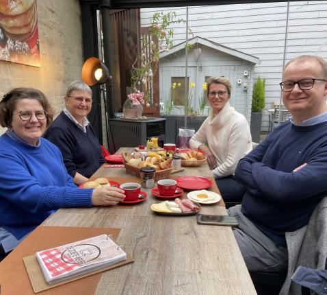 Ter gelegenheid van haar pensioen werd Mieke (links achteraan) gedurende een hele dag verrast door haar collega’s. De dag begon met een ontbijt. © Ilse Plancke