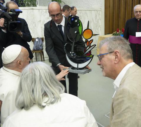 Jan Leenknegt (rechts op de foto) kon het kunstwerk zelf overhandigen en de paus kort spreken. © Jan Leenknegt