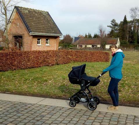 Bénédicte en Aurélie maken een eerste wandelingetje buiten. © Bénédicte Bosmans