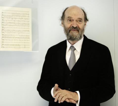 Arvo Pärt in 2011 op een tentoonstelling in Rome. Naast hem de originele partituur van 'Vater unser’. © Belga