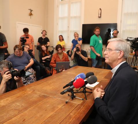 Bisschop Johan Bonny tijdens het persmoment van vrijdag in het Antwerpse bisschopshuis. © Belga