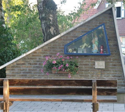 Beveren - OL-vrouw kapel op het pleintje © PE Sint-Germanus Ardooie