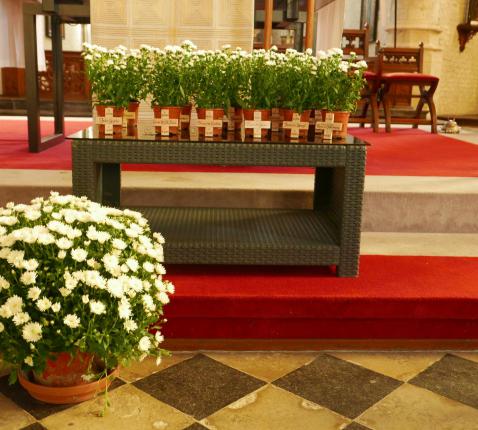 Bij elk kruisje een bloem © Leen. 