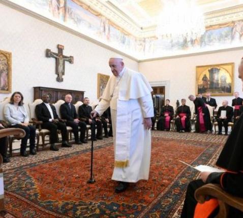 Paus Franciscus tijdens een recente ontmoeting met de Bijbelcommissie © Vatican Media