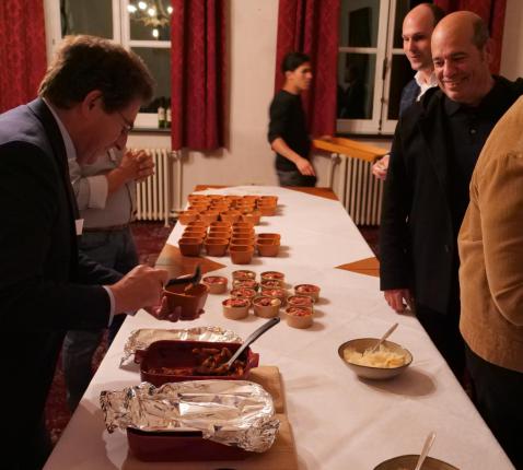 Bisschop Lode helpt met het verdelen van de maaltijd © Michiel Van Mulders