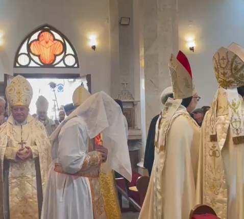 Monnik Jacques Mourad komt gesluierd de H. Geestkathedraal in Homs binnen waar zijn bisschopswijding zal plaatsvinden. © RR