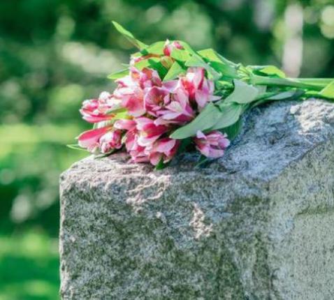 Bloemen op graf © -