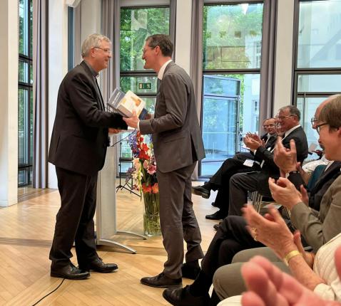 Bisschop Bonny van Antwerpen ontvangt zijn eredoctoraat © Uni Bonn